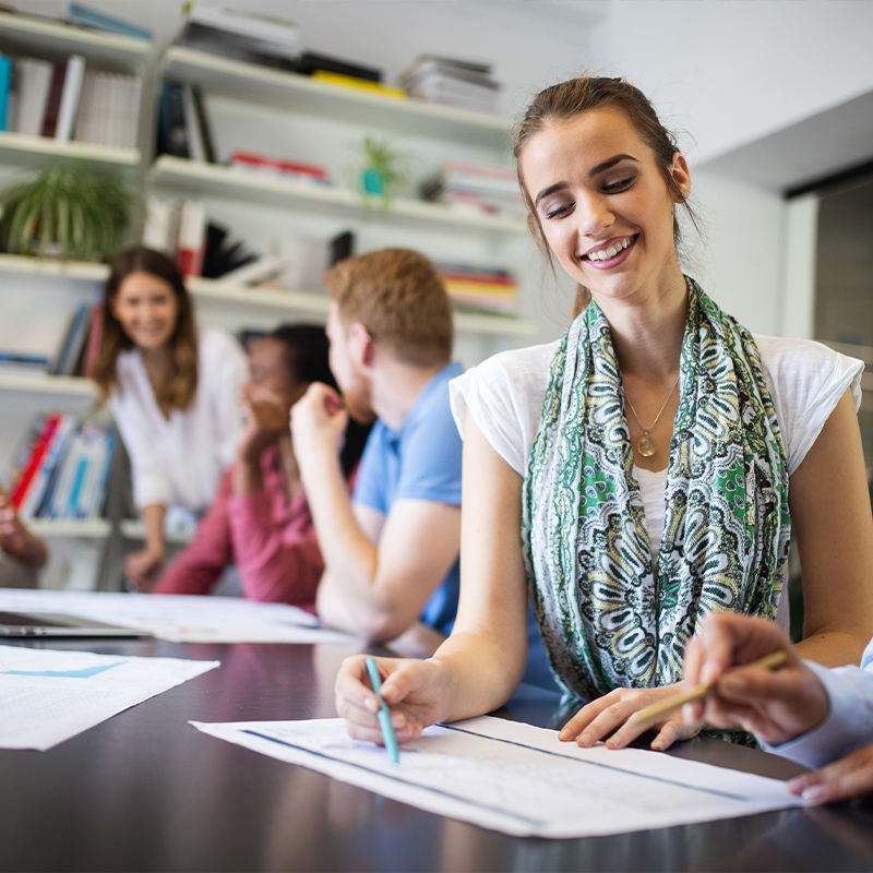 Estudiante revisando su matrícula